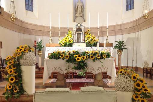 Chiesa con girasoli