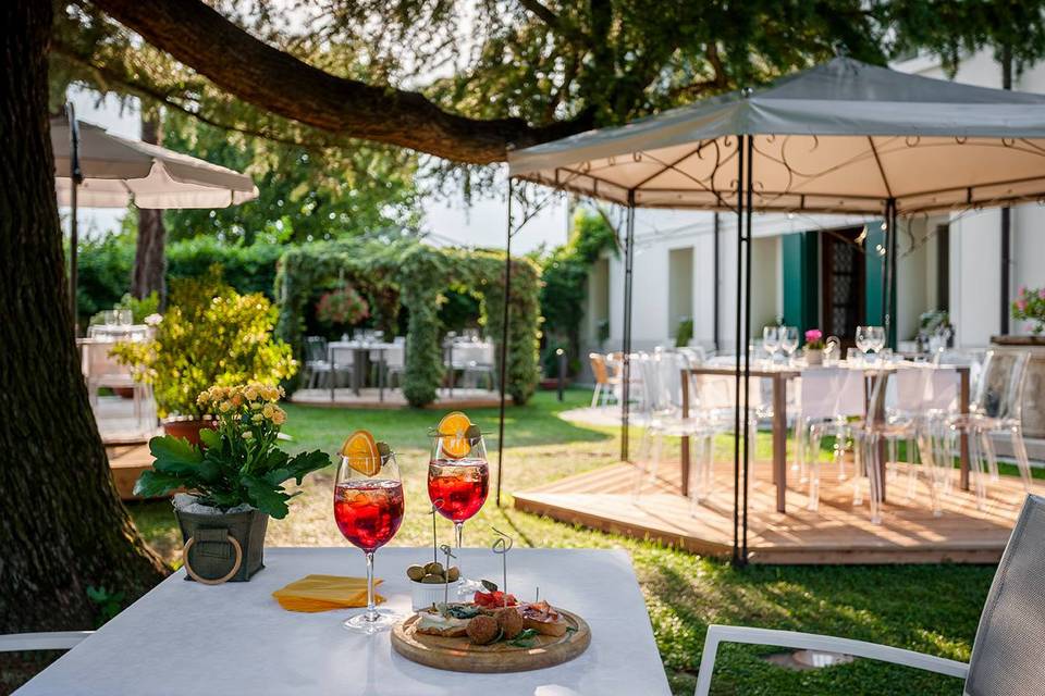 Aperitivo in giardino
