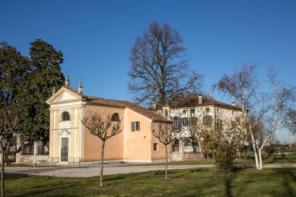 Villa e chiesetta