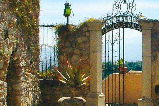 Piscina nel giardino alla prua