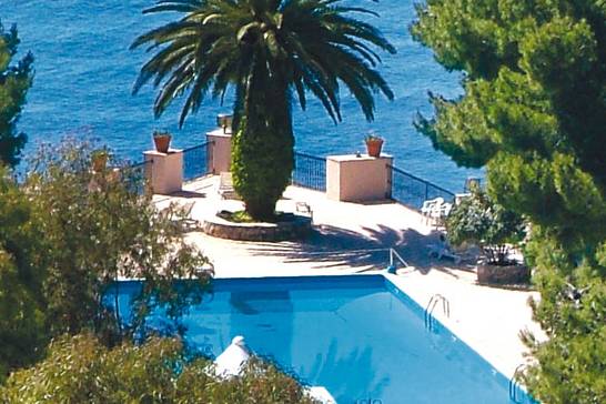 Piscina nel giardino alla prua