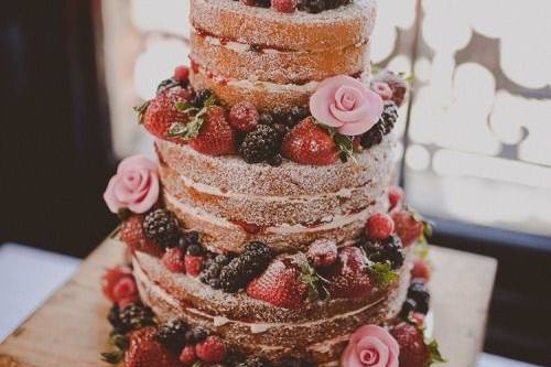 Naked cake con fiori e frutta