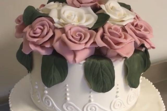 Torta con rose fatte a mano