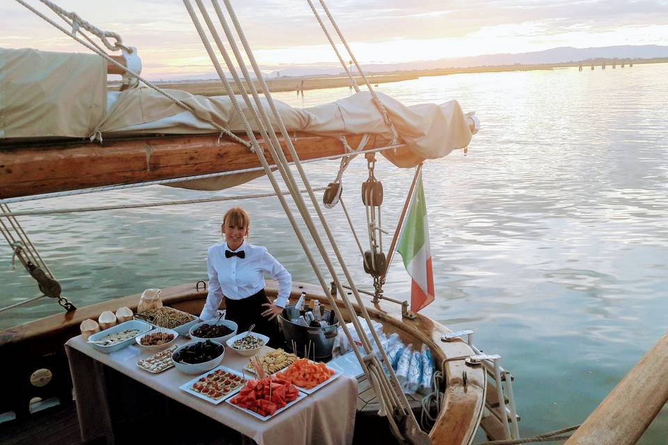 Buffet cena in barca a vela