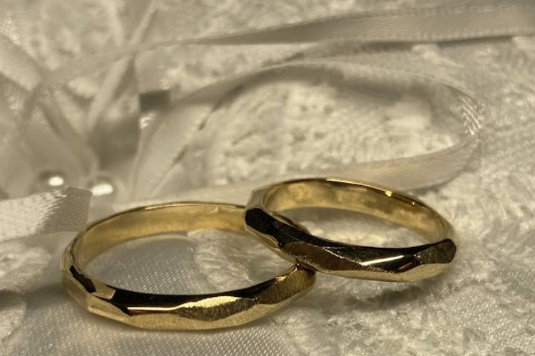 Sfaccettate in oro giallo