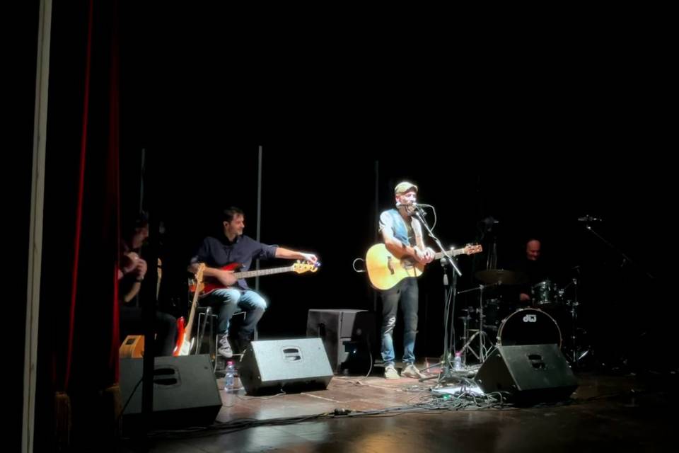 Giacomo con la band in teatro