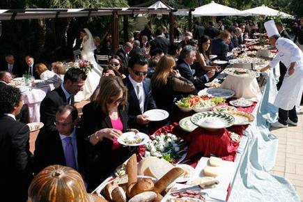 Gli ospiti mangiando