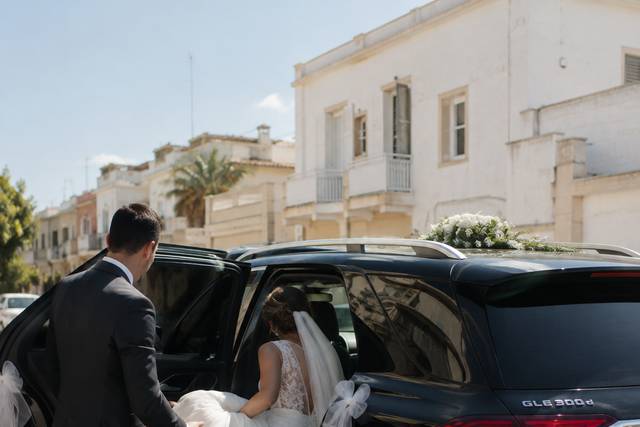 Sposi che salgono in auto