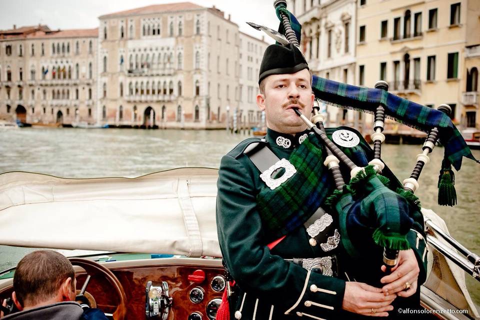 Scottish piper Canal Grande