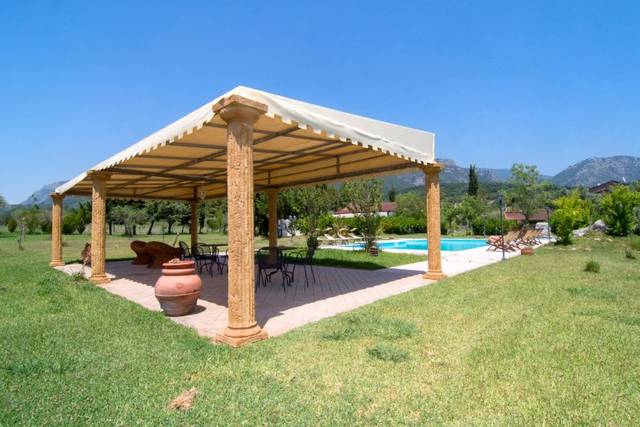 Gazebo su piscina