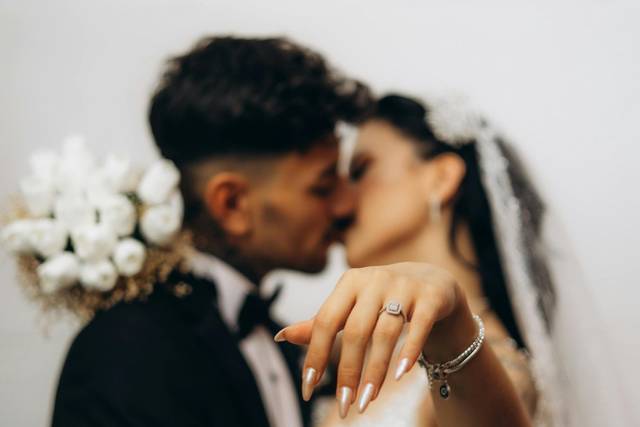 Bacio sposi anello