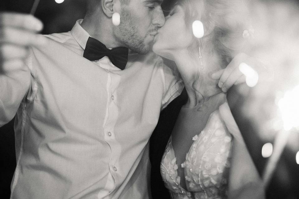 Coppia sposi bacio