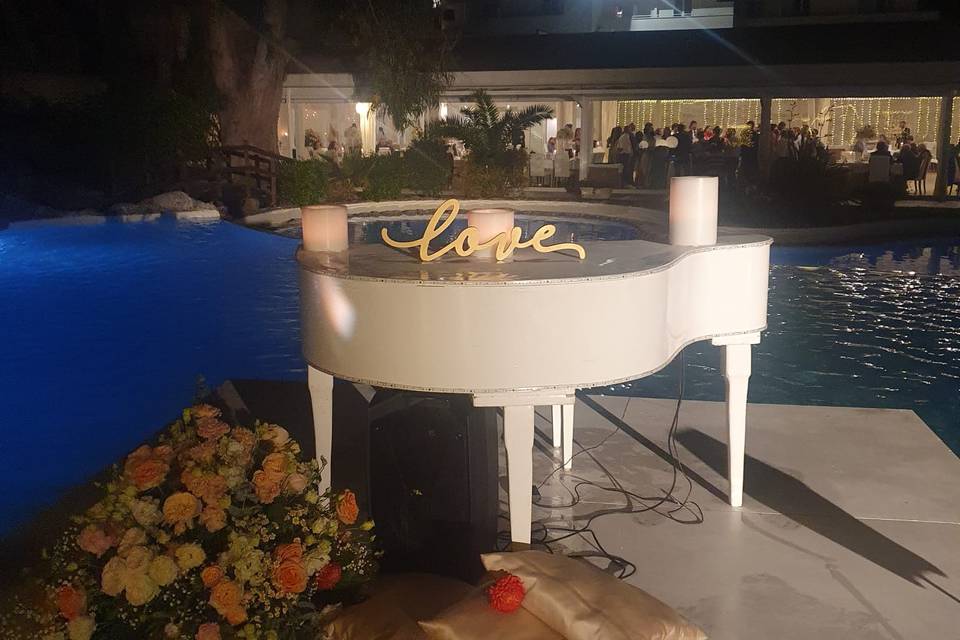 Piano in piscina