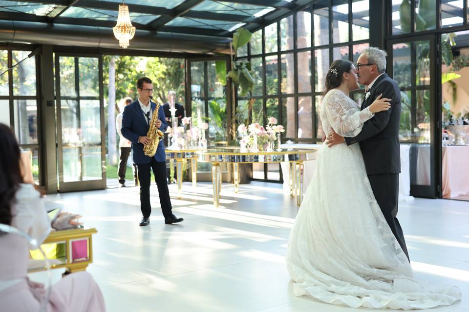 Ballo sposa-papà con saxsa