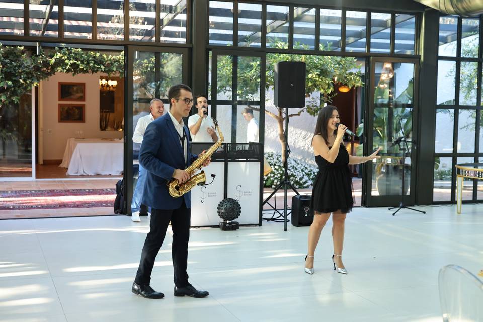 Dj, sax e cantante