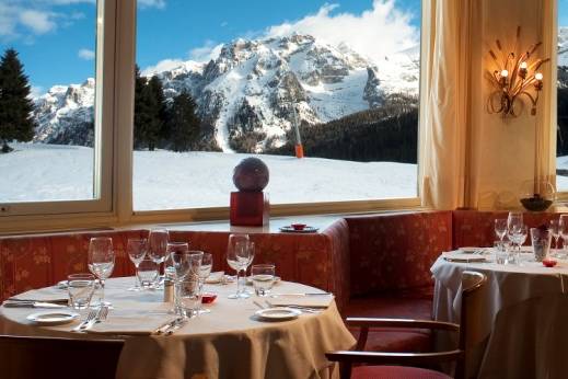 Sala da pranzo con vista sulle montagne