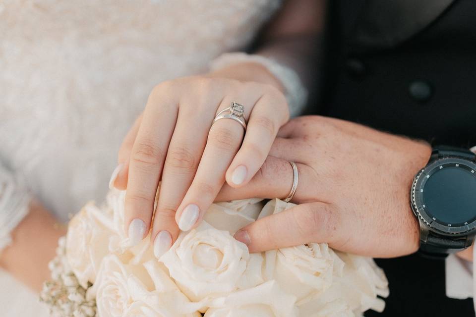 Matrimonio-mani-anelli-fiori
