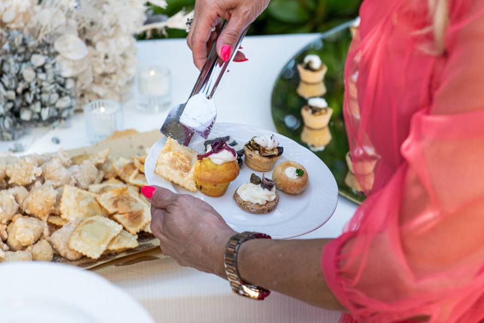 Donna vassoio buffet