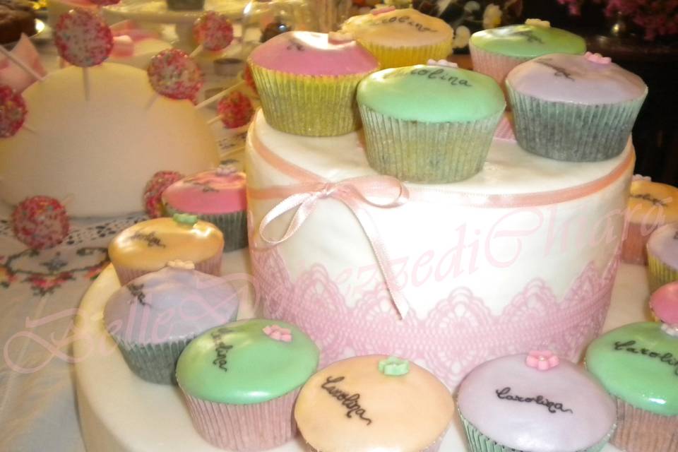 Alzatina con cupcakes decorati