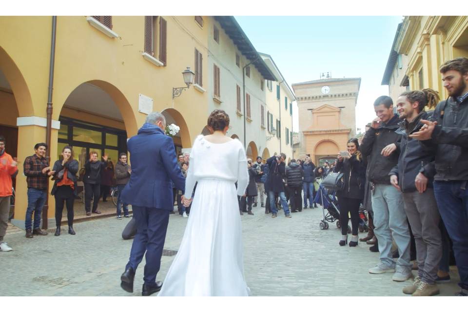 Papà porta fede in chiesa