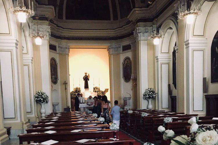 Chiesa con libretti e ventagli