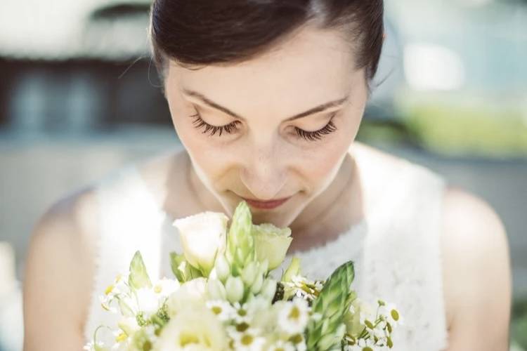 Sposa con i fiori