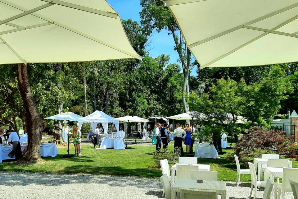 Aperitivo in giardino