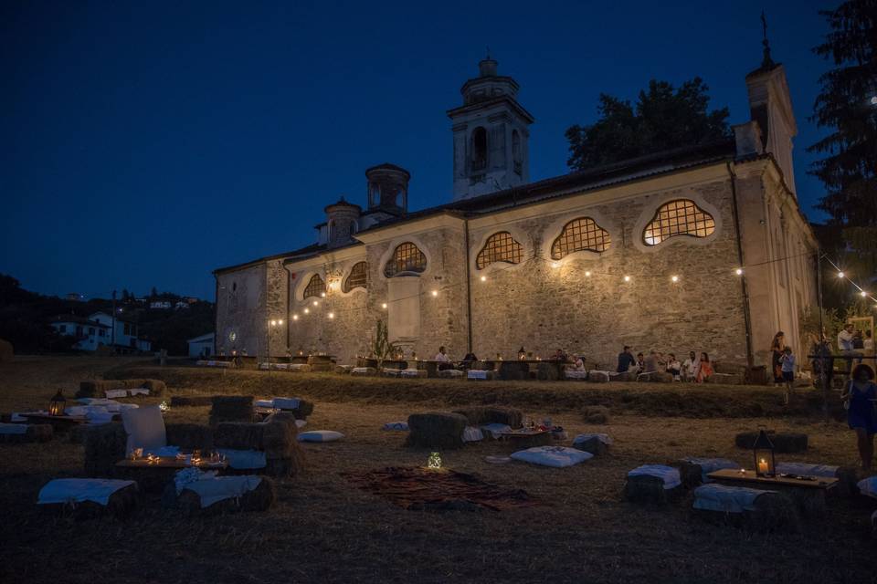 Banchetto intorno al fuoco