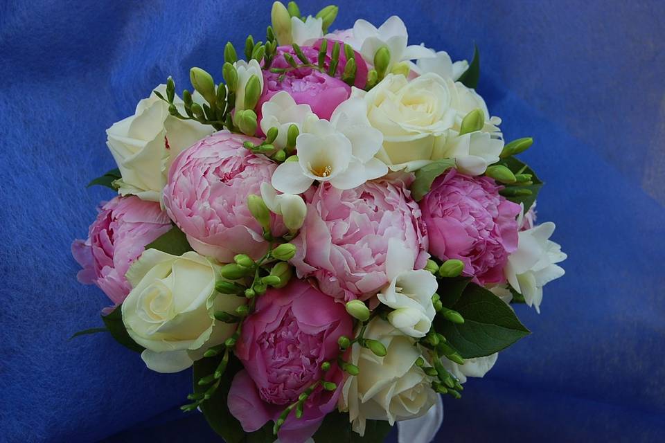 Bouquet fresie, peonie, rose