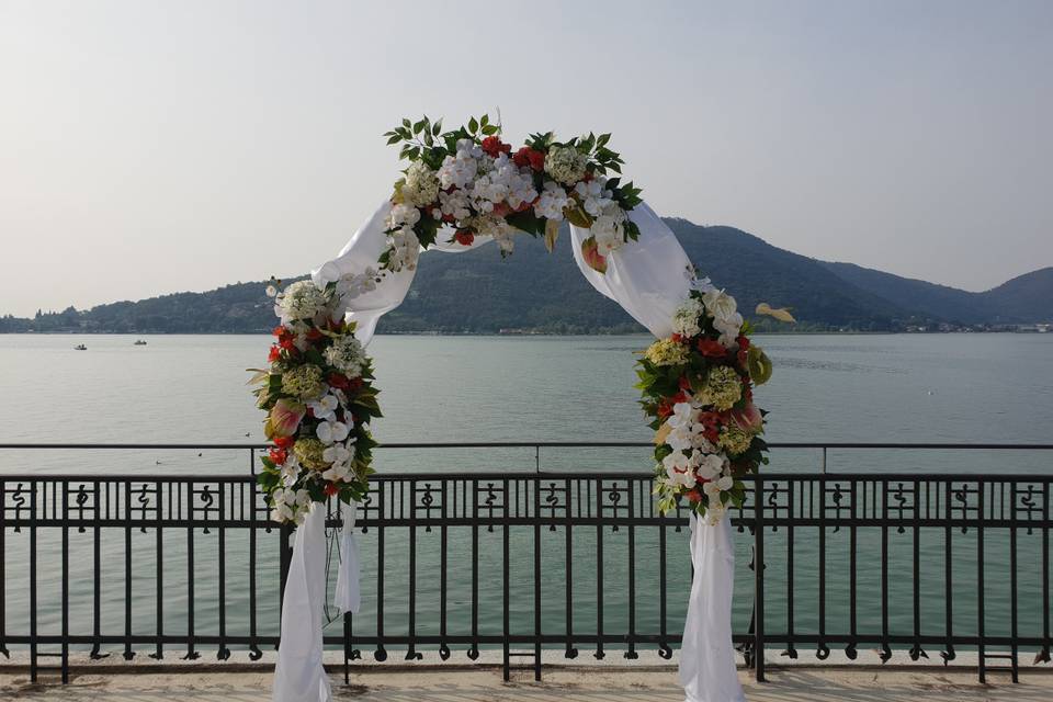 Arco fiorito lago d'Iseo