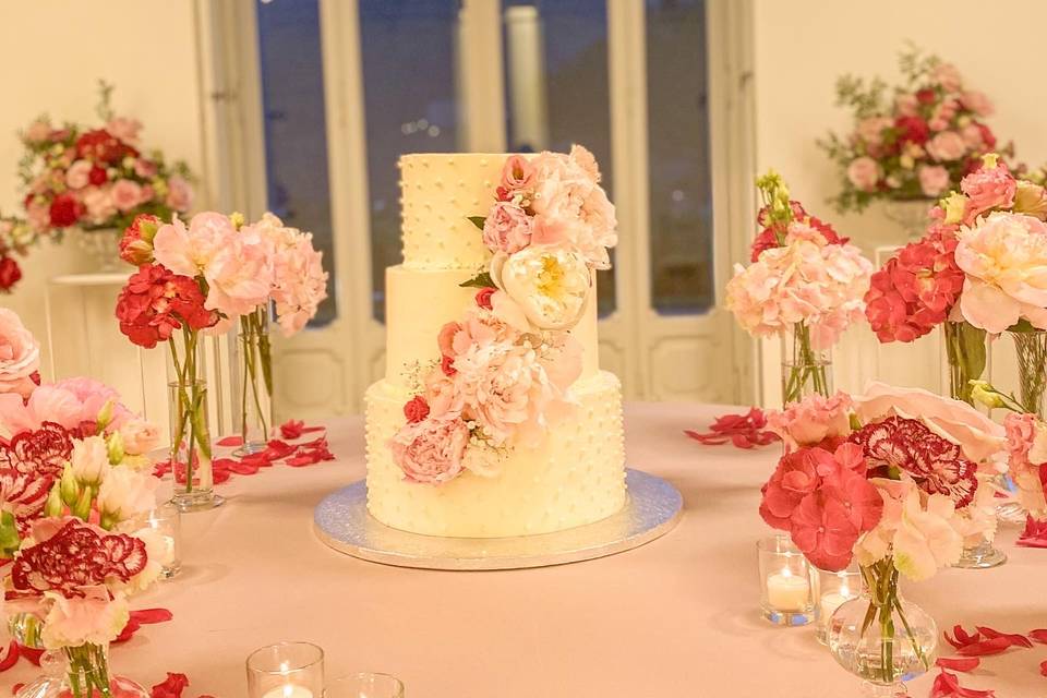 Torta stuccata e fiori