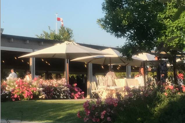 Buffet in piscina