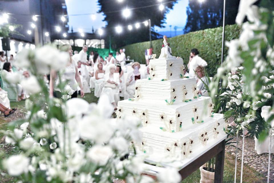 Wedding Cake total white