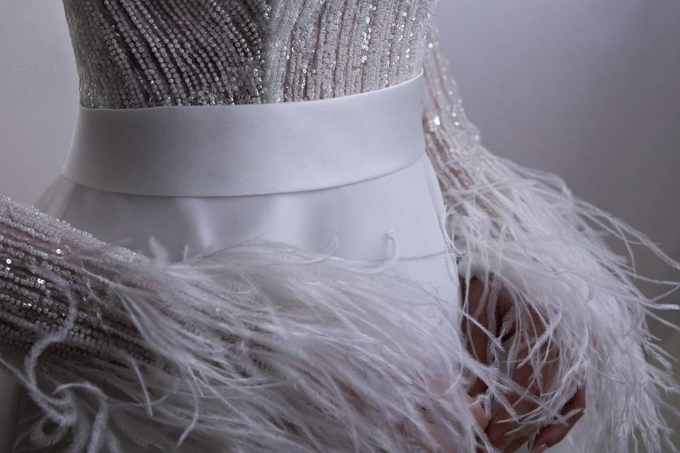 Organza, ricami e piume