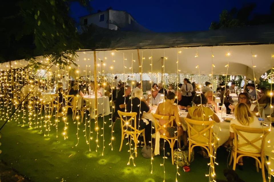 Cena con tenda luminosa