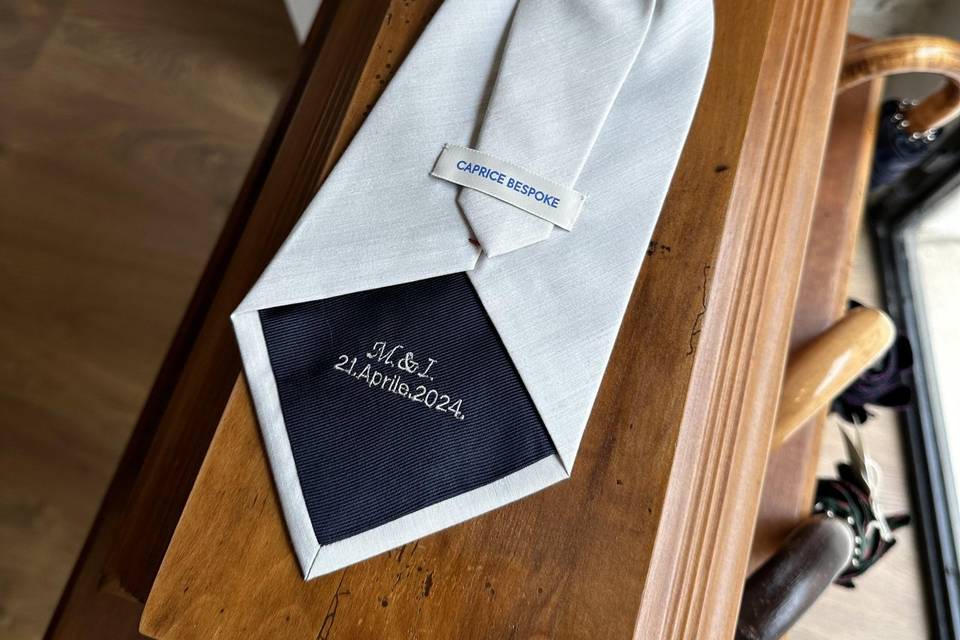 Plastron con ricamo da sposo
