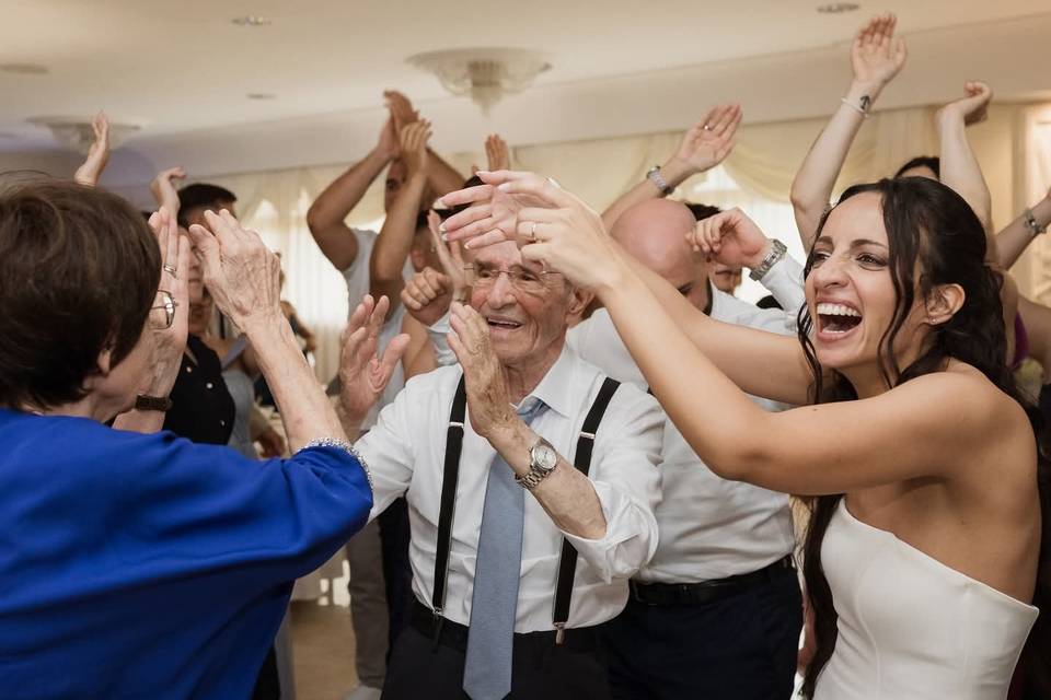 La sposa balla con i nonni