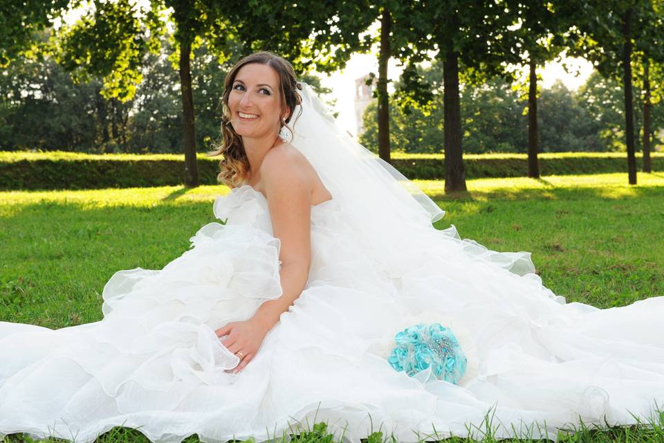 Sposa nel verde prato