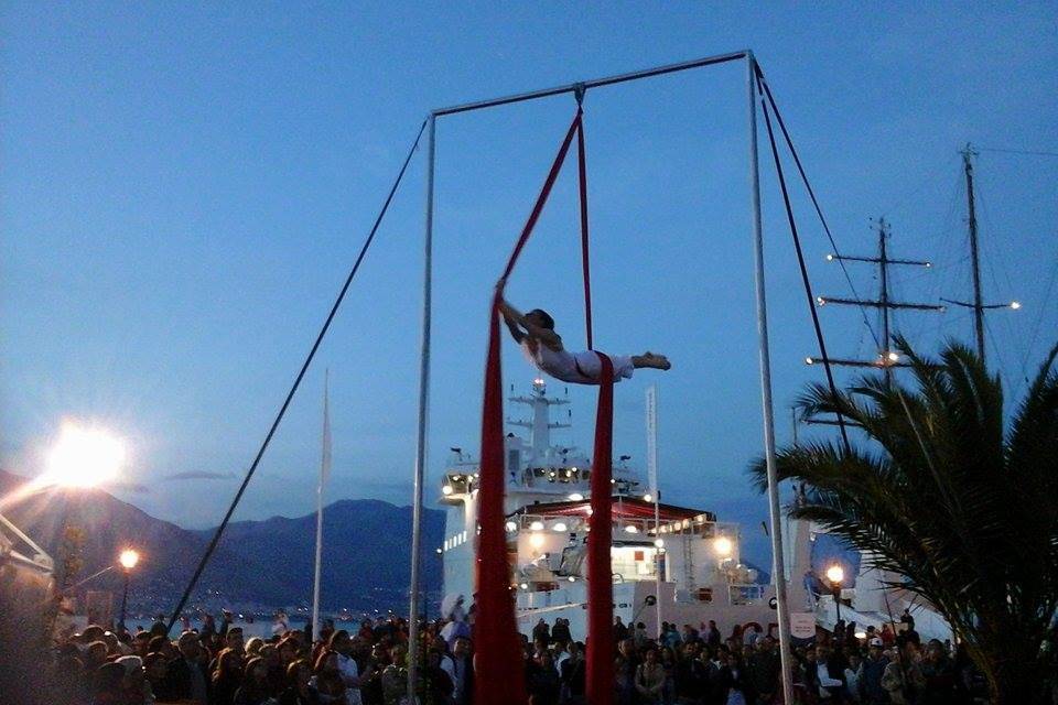 Ballerina in Sfera su Piscina