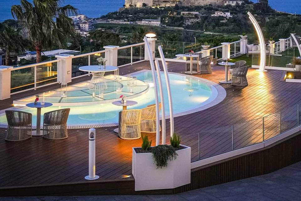 Terrazza con piscina