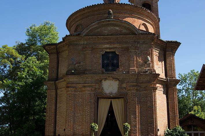 Chiesa con passatoia sul piazz