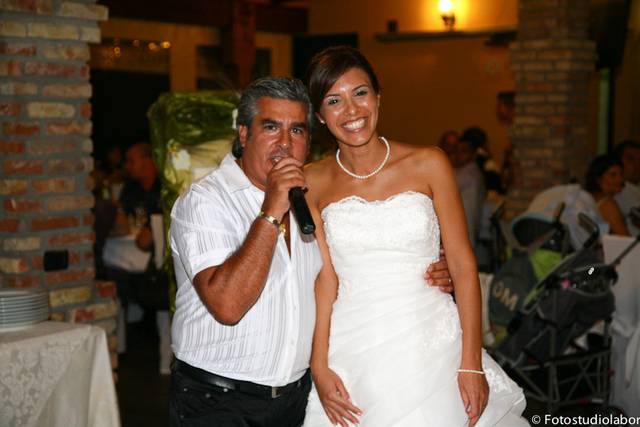 Gianni canta con la sposa