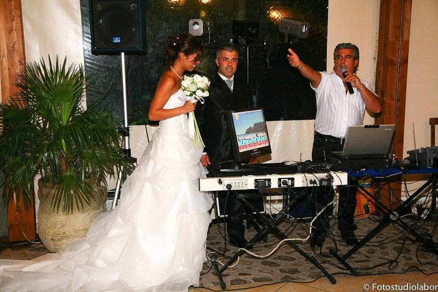 Gianni canta con la sposa