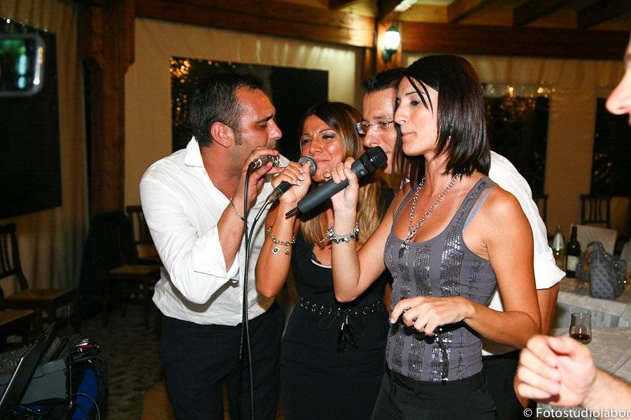 Gli invitati al karaoke