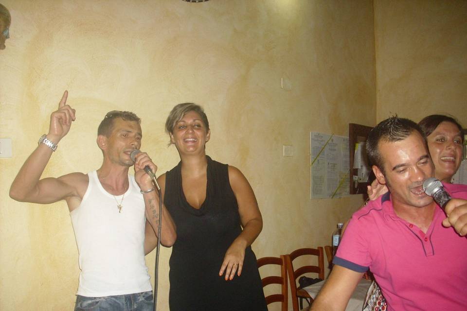 Karaoke con gli invitati