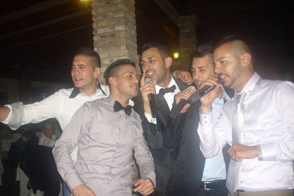 Amici  di Elmas cantano