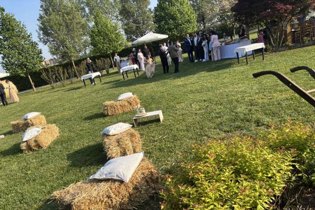 Giardino con balle di fieno