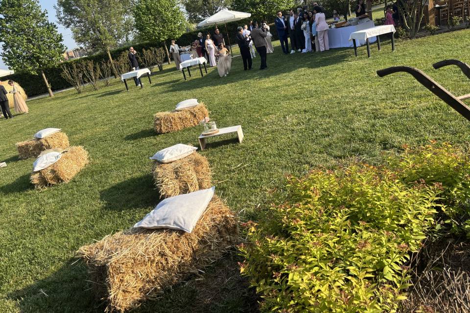 Giardino con balle di fieno