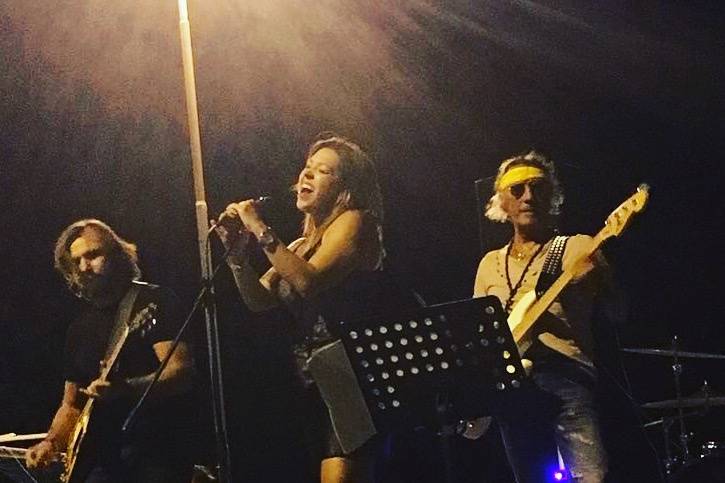 Rebecca con live band