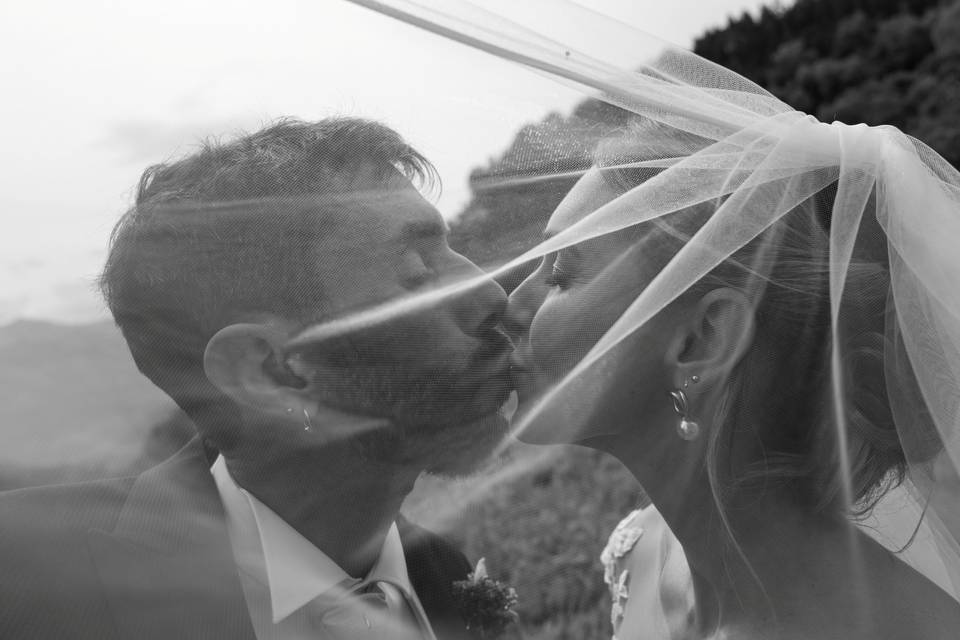 Bacio velato
